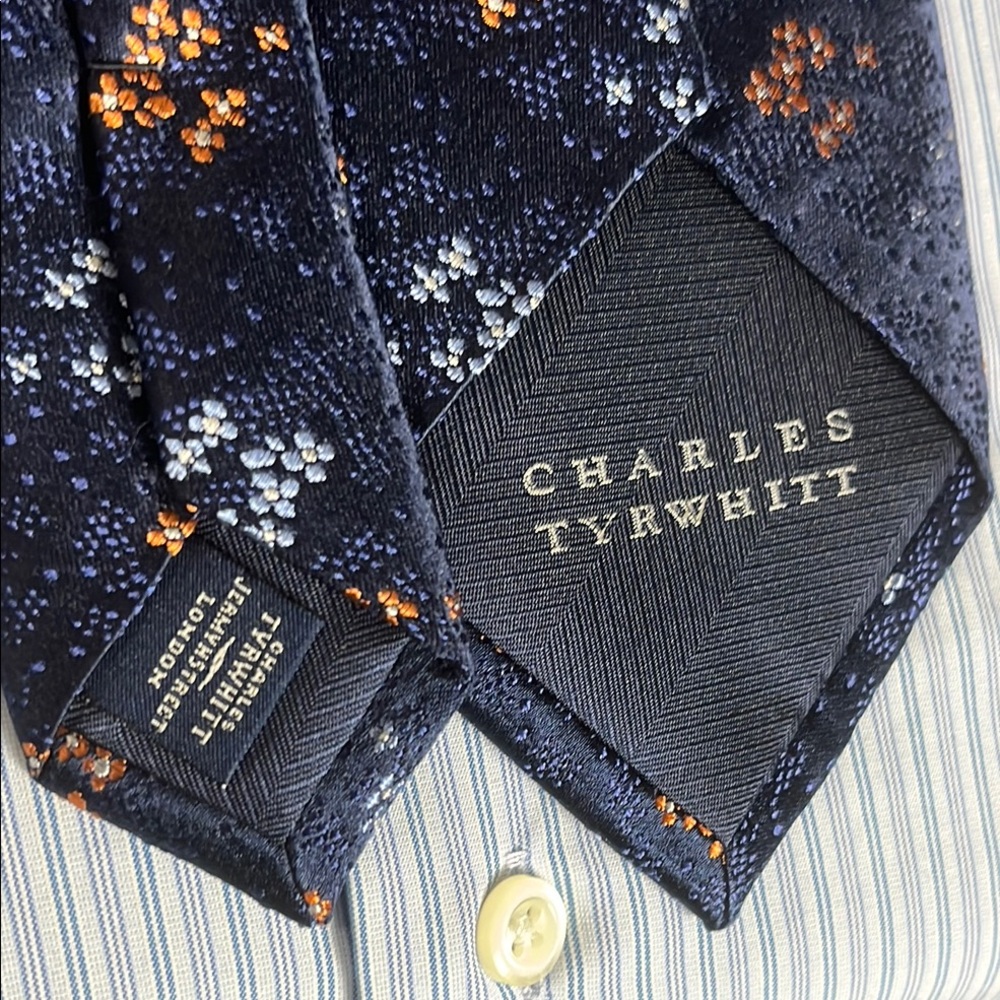 Charles Tyrwhitt Floral Patterned silk Tie - Picture 5 of 8